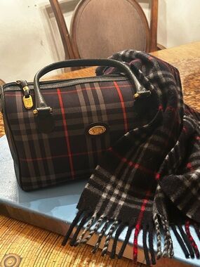 BURBERRYS !!!! Authentic Vintage Navy Check
🔥Boston Bag SPECIAL!! Includes Scarf